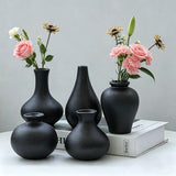 Conjunto com 5 Vasos Decorativos Pretos de Formas Orgânicas