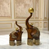 Kit com 2 Esculturas de Elefante em Resina – Acabamento Amadeirado e Dourado