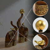 Kit com 2 Esculturas de Elefante em Resina – Acabamento Amadeirado e Dourado